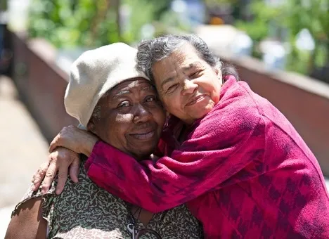 Senior residents socialize during a UCCE Masters Gardeners/CalFresh Healthy Living workshop at the Oakland Housing Authority's Palo Vista Garden Senior Community.