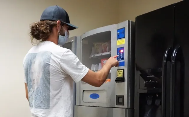 Las opciones saludables, el conteo y recordatorio sobre calorías ayuda a los consumidores a tomar buenas decisiones y con sentido cuando compran alimentos o bebidas de una máquina dispensadora.