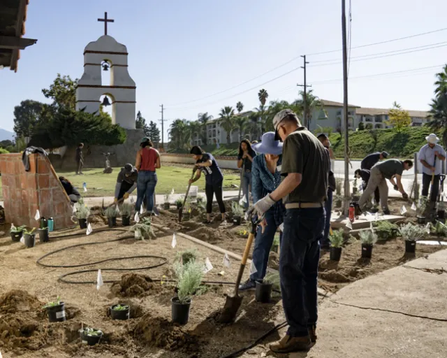 Betty guiding volunteers at the Asistencia on planting day.