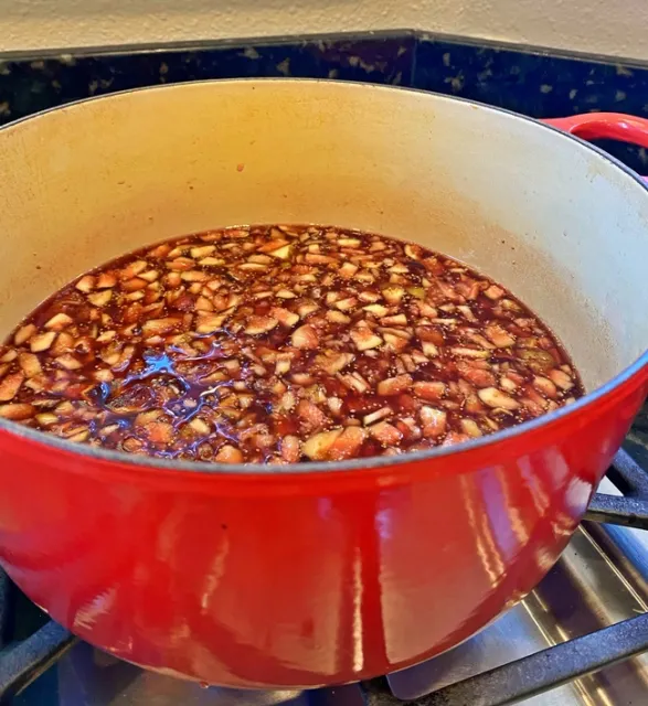 Figs with wine pectin and lemon juice in pot