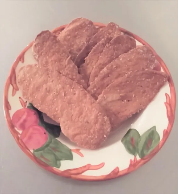 Crackers ready to serve on a plate(2)