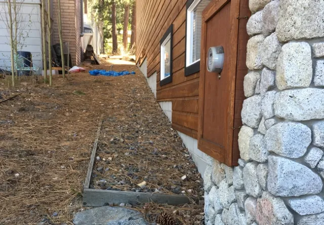 Las agujas de pino y hojas de árboles secas pueden incendiarse. Valachovic recomienda retirar toda vegetación que se encuentre dentro de cinco pies de distancia de una casa.