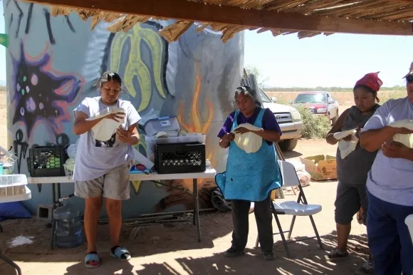 Mujeres de la tribu Tohono O'odham hacen pan en el desierto de Sonora. Foto por Angelo Baca.