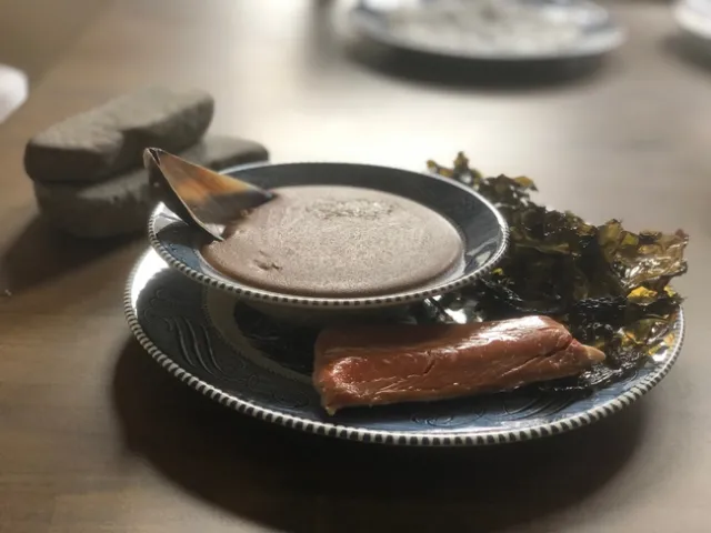 Una comida de maíz, algas marinas y salmón preparada por Nelson en conmemoración de su abuelo quien era miembro de la comunidad Graton Rancheria.