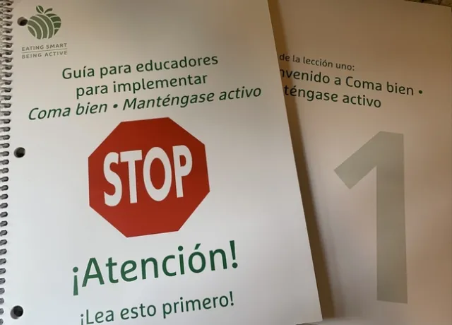 ESBA curriculum guide for educators shown in Spanish.