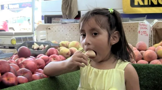 Niña comiendo frutas