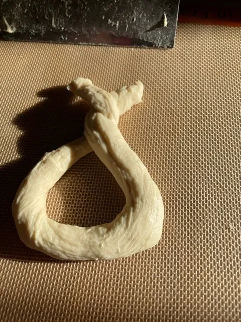 Dough rope with a double twist