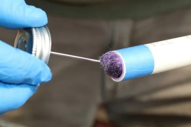 Fig. 7 Coat the inside of the bottom of the shaft with primer and PVC gray cement.