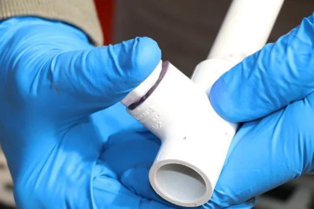 Hold the parts in place for at least 30 seconds after gluing so that the cement can set.