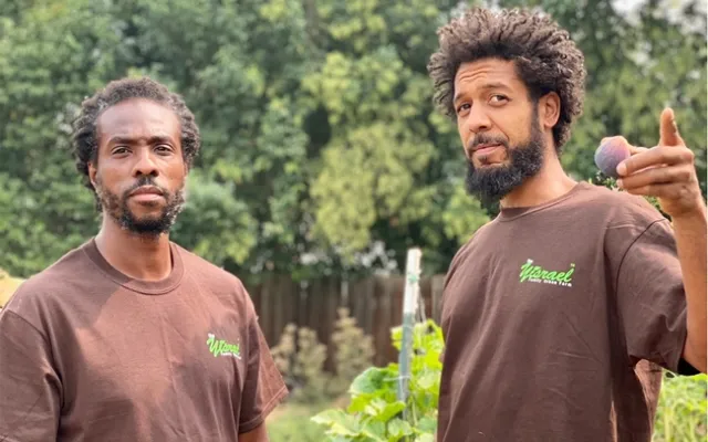 Chanowk Yisrael (left)