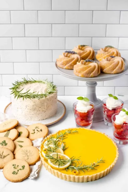 Source 5 ways to decorate desserts with herbs