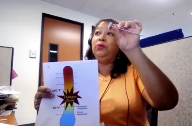 1.	Alejandrina Orozco, educadora de nutrición de UCCE muestra la zona de peligro, es decir cuando las bacterias se multiplican más rápidamente cuando los alimentos no están refrigerados y pueden causar intoxicación alimentaria.