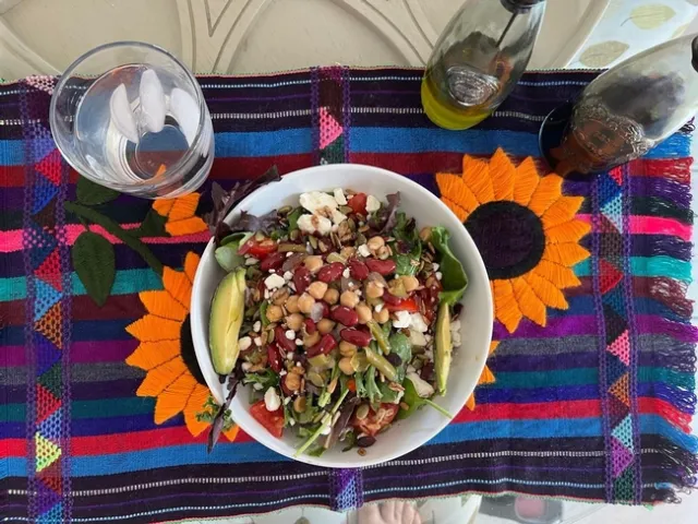 Ensalada de granos y aguacate