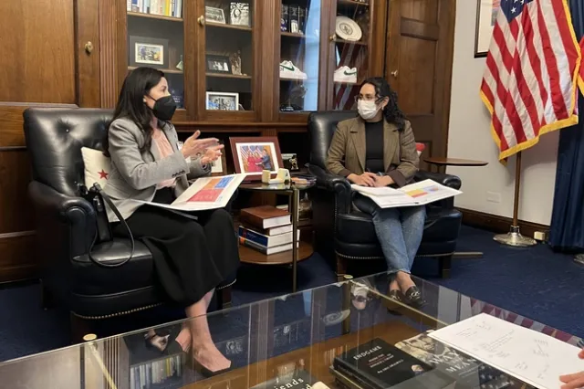 El día anterior a la conferencia en la Casa Blanca, Suzanna Martínez, a la izquierda, se reunió con Emily Mercado, empleada de la oficina del representante Jimmy Gómez, demócrata por California, para hablar sobre las necesidades básicas de los estudiantes y la importancia del programa SNAP para abordar la inseguridad alimentaria de los estudiantes. Foto de Crystal Martinez