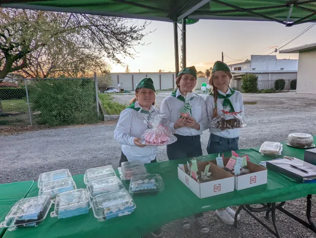 4-H Members at Dessert Booth