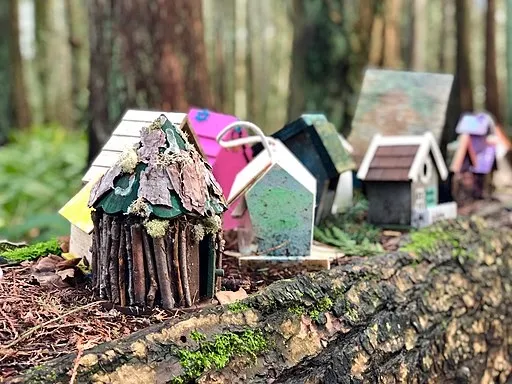 Redwood Park - Fairy house -6 by Gooobe is licensed under CC BY-SA 4.0.