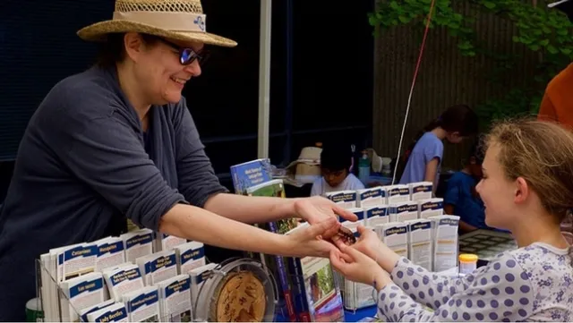 UC IPM staff Belinda Messenger-Sikes interacting with public. Photo credit: Chinh Lam.