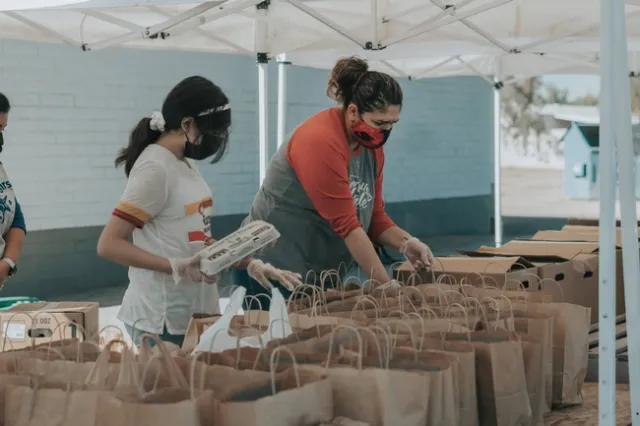 Personas recogiendo productos en un banco de alimentos