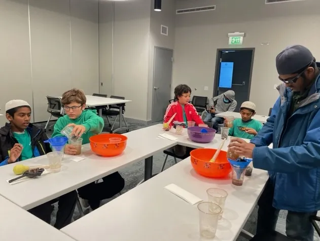 Durante su recorrido, los miembros del club Palos Verdes Península 4-H, piensan como construir su propio filtro de agua usando un equipo de materiales básicos. Todas las fotos son de Dee Keese.