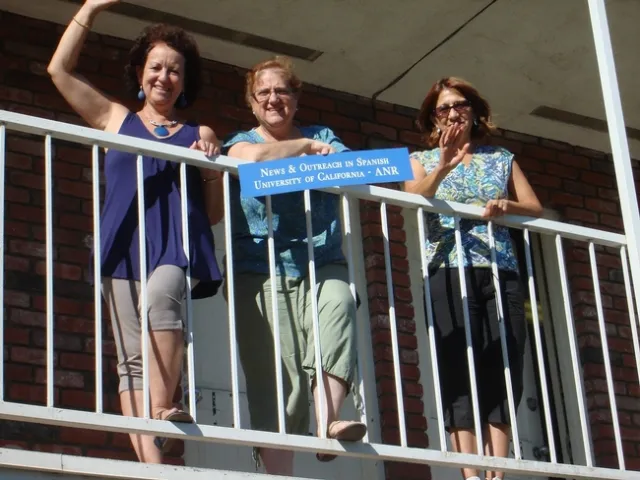 De izquierda a derecha aparecen Myriam Grajales-Hall, ex administradora de NOS, Lisa Rawleigh y Norma De la Vega durante el día de la mudanza. El equipo de NOS se mudó de sus oficinas en UC Riverside a su actual ubicación en las instalaciones de Rubidoux (2011).