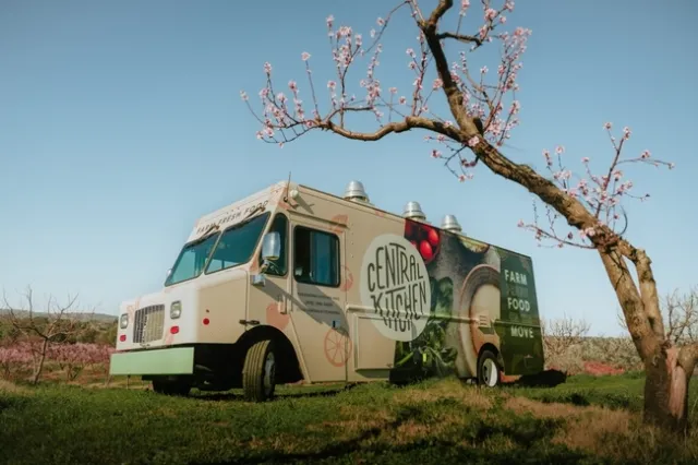 La cocina central del Distrito Escolar Unificado de la ciudad de Sacramento prepara 45 mil comidas al día para los estudiantes locales con frutas y verduras frescas de granjas locales, con alimentos frescos no congelados, luego transporta las comidas a las escuelas para completar su preparación y distribución.