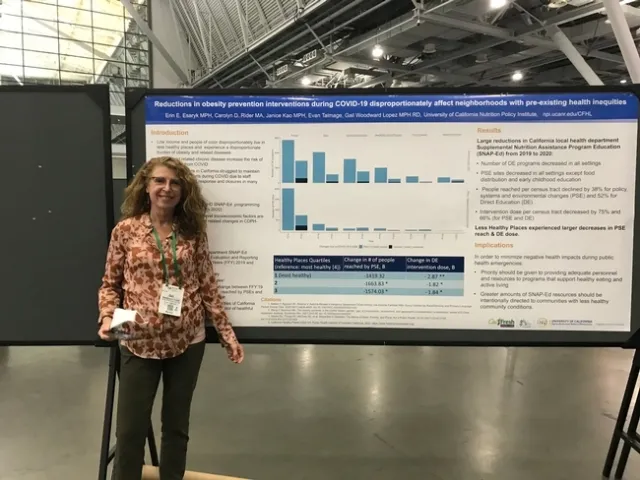 Gail Woodward-López, quien aparece en esta fotografía durante la reunión anual de la Asociación de Salud Pública Estadounidense de Boston en el 2022, ayudó a mantener conversaciones en torno a la obesidad y evaluación del programa SNAP-Ed. Fotografía por Sridharshi Hewawitharana