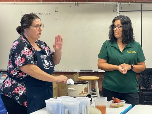 Dee Denton, coordinadora del programa de Conservas de Comida y Clara Wilshire, educadora de nutrición del programa EFNEP impartiendo una clase sobre como utilizar los sobrantes de comida.