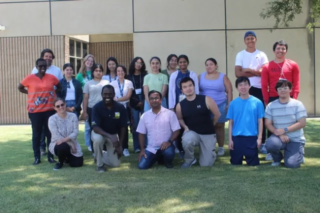 A Group photo of FACTS students and Kearney Ag REC researchers/staff