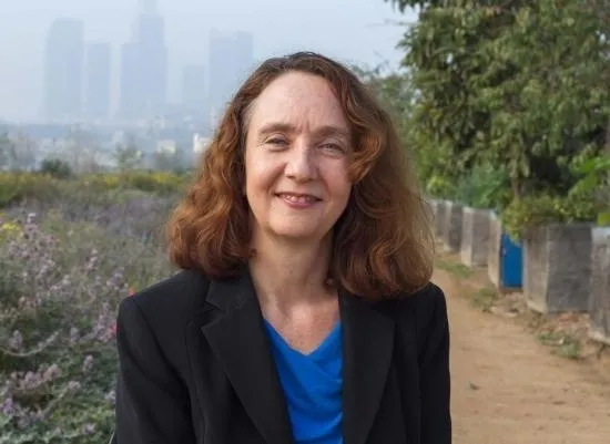 Rachel Surls ha trabajado con el Programa Jardinero Maestro de UC para educar al público sobre temas como la prevención de la propagación de las enfermedades de los cítricos desde las granjas caseras.