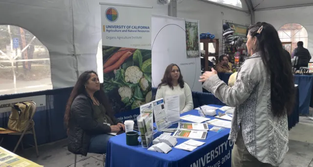 UCANR participa año con año en la Conferencia Anual de Agricultores Orgánicos EcoFarm que en esta ocasión se llevó a cabo del 17 al 20 de enero en Asilomar en Pacific Grove, Ca. UCANR se encarga de proporcionar información sobre programas disponibles para la comunidad agrícola. En la foto de izq. a der. Saoimanu Sope, especialista en comunicación para UCANR y Darlene Ruiz, especialista en programas de agricultores en pequeña escala en el UCCE de San Diego