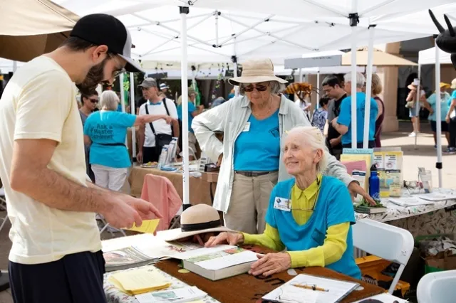 Un jardinero maestro de UC revisa las plantas durante la Venta Anual de Plantas del 2023 en la oficina del condado de San Diego. Fotografía por Rob Padilla.