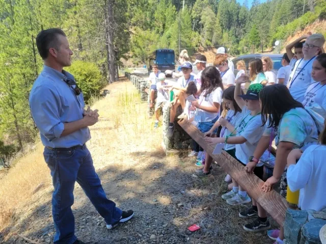 Willie Whittlesey, gerente general de la Agencia de Agua de Yuba, habla con los campistas sobre la Reserva Bullards Bar. Fotografía por Rayna Barden