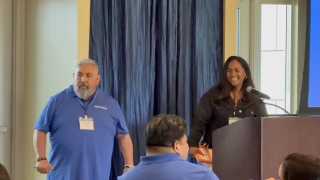 Ricardo Vela, director del programa de divulgación de noticias e información en español (NOS) de UC ANR y Saoimanu Sope, especialista en comunicación digital en UC ANR presentaron como el uso de las redes sociales y la producción de video hacen una gran diferencia en la difusión de la información.