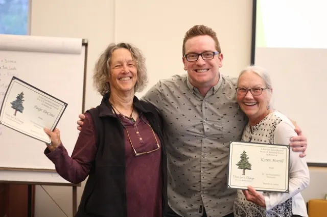 Paige DeCino (izquierda), Eliot Freutel (centro) y Karen Merrill (derecha).