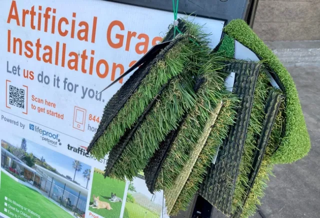 Synthetic lawns are manufactured on a plastic base that is not easy to recycle. (Photo: J. Warnert)