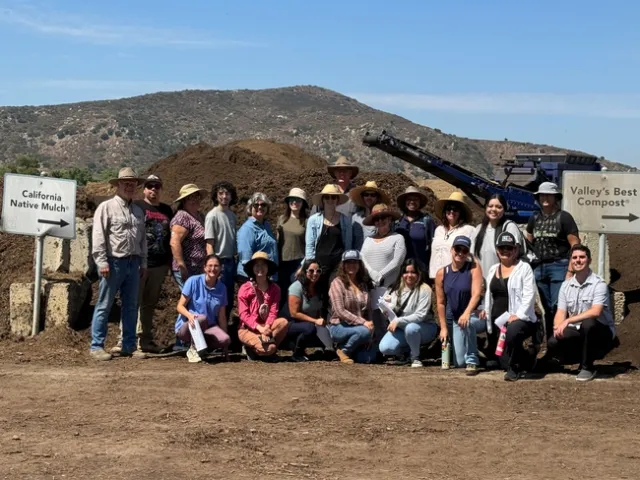 Asesores. de UC ANR en distintas disciplinas participaron en una visitan a San Pasqualo Valley Soil.