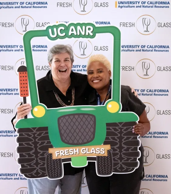 Glenda Humiston, vicepresidenta de UC ANR y Cassandra Schaeg, productora del programa ganador del Emmy Fresh Glass.