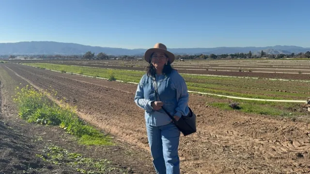 Para Lupita Quintero uno de sus grandes orgullos son sus flores, mismas que comenzó a cultivar hace cinco años y que actualmente vende en los mercados de agricultores locales.