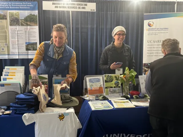 EcoFarm 2025 contó con la participación de asesores e investigadores de UC ANR. En la fotografía Gwenael Engelskirchen, coordinadora de alimentación y agricultura sostenible y Meghan Donovan asesora de la red de pequeños agricultores de UC ANR.