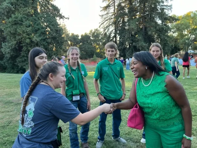 Cuando Kimberly Holmes ocupo el puesto de directora de California 4- en julio, se puso de inmediato manos a la obra. Como parte de su primer par de semanas en el cargo, le toco saludar a los jóvenes participantes, voluntarios y ex alumnos de 4-H en la Conferencia Estatal de Liderazgo. Fotografía cortesía de California 4-H