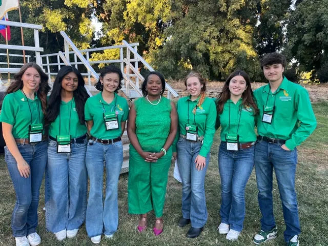 Holmes comparte un momento con el equipo Embajador Estatal 2023-24 de 4-H en la Conferencia Estatal de Liderazgo. Holmes tiene como objetivo garantizar que todo joven en California tenga acceso a programas de 4-H. Fotografía cortesía de California 4-H
