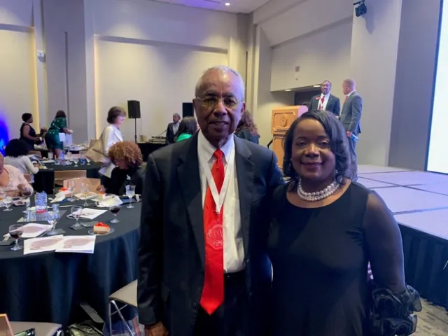 Como beneficiaria de programas de tutoría y orientación durante su vida, Holmes busca retribuir un poco ayudando a jóvenes en la exploración de sus caminos profesionales y personales. En la fotografía aparece con el tutor doctor Art Dunning, expresidente de la Universidad Estatal de Albany, Georgia. Fotografía cortesía de Kimberly Holmes