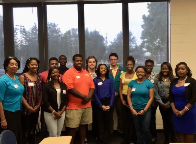 Holmes trae a esta posición de liderazgo de 4-H una larga carrera de trabajo con jóvenes en el sur del país, como este grupo de estudiantes en la Universidad Estatal de Savannah, Georgia. fotografía cortesía de Kimberly Holmes