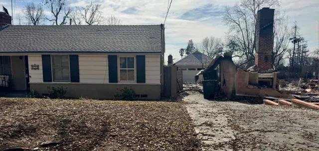 Casa de Altadena que se salvó de las llamas. 