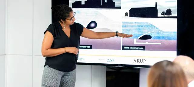 Presenter sharing class lesson.