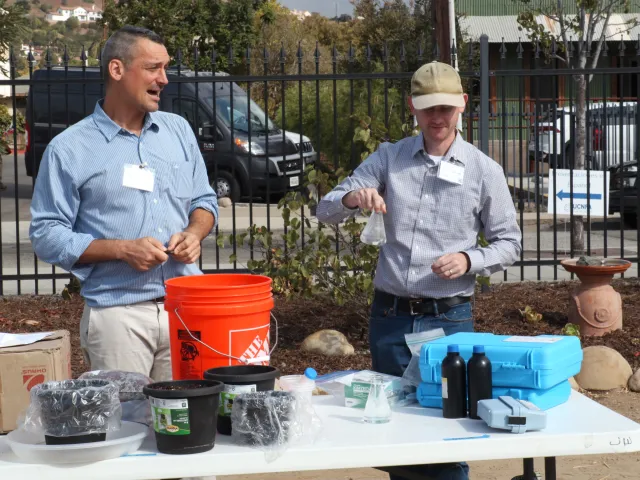 Investigadores hacen una demostración de investigaciones que se realizan en UC ANR. 