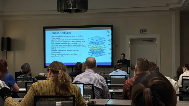 Personas en una conferencia.