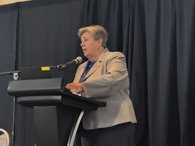 Glenda Humiston frente al podium dando una platica.