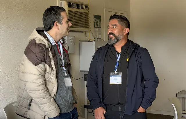 Dos hombres discuten sobre termitas.