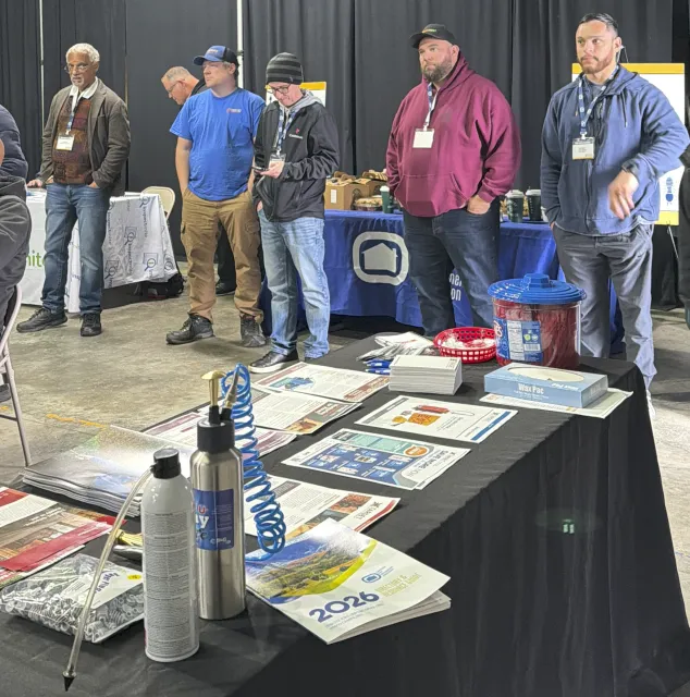 Personas escuchan información sobre termitas.